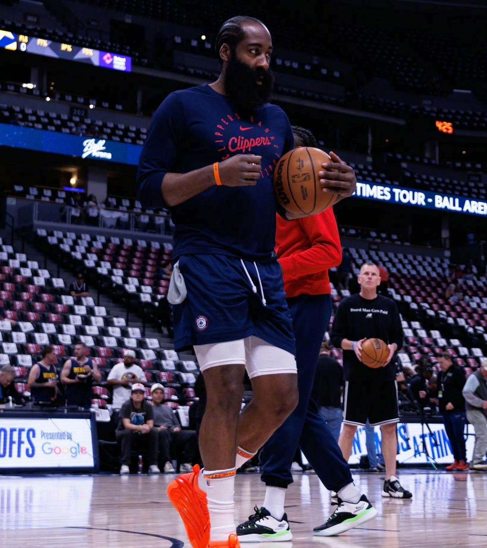 开云体育-哈登在利物浦比赛中战术调整,出色发挥引发热议!全场沸腾不已的简单介绍