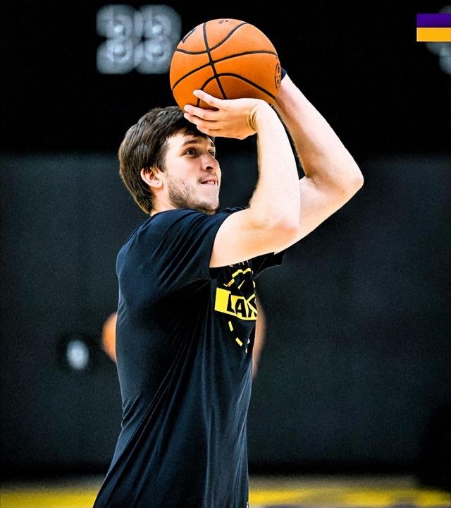 关键时刻圣安东尼奥马刺调整名单以备CBA季后赛，战术微调环节打磨，球迷炸锅，心理建设被强调的简单介绍