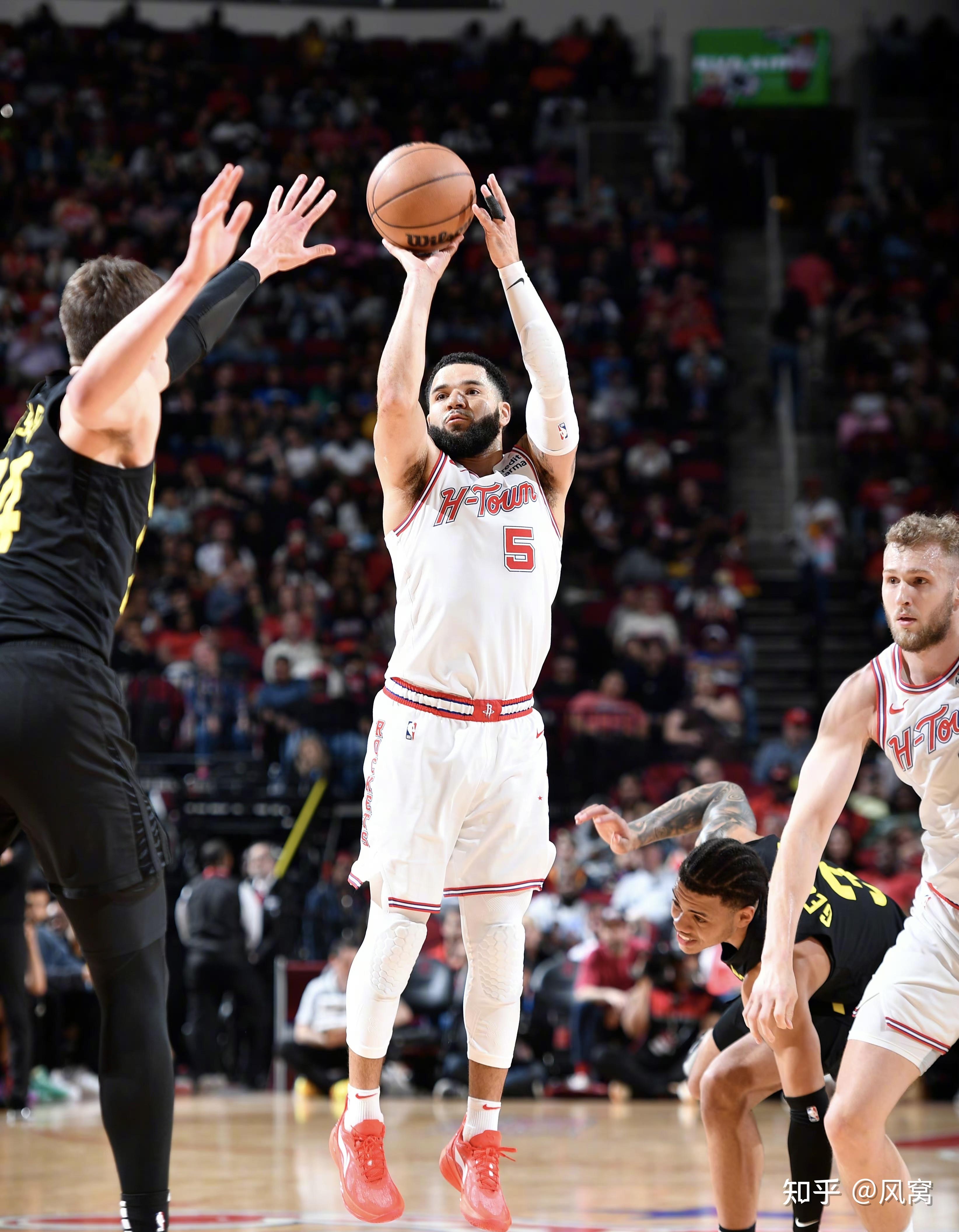 休斯敦火箭迎NBA总决赛关键赛，窗口期官宣签约，态度坚定，更衣室氛围转暖的简单介绍