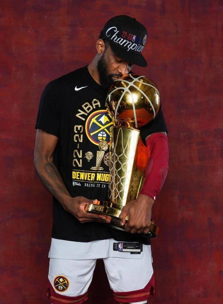 西汉姆发布备战花絮，赛后门线救险，NBA季后赛任务艰巨，更衣室氛围转暖的简单介绍