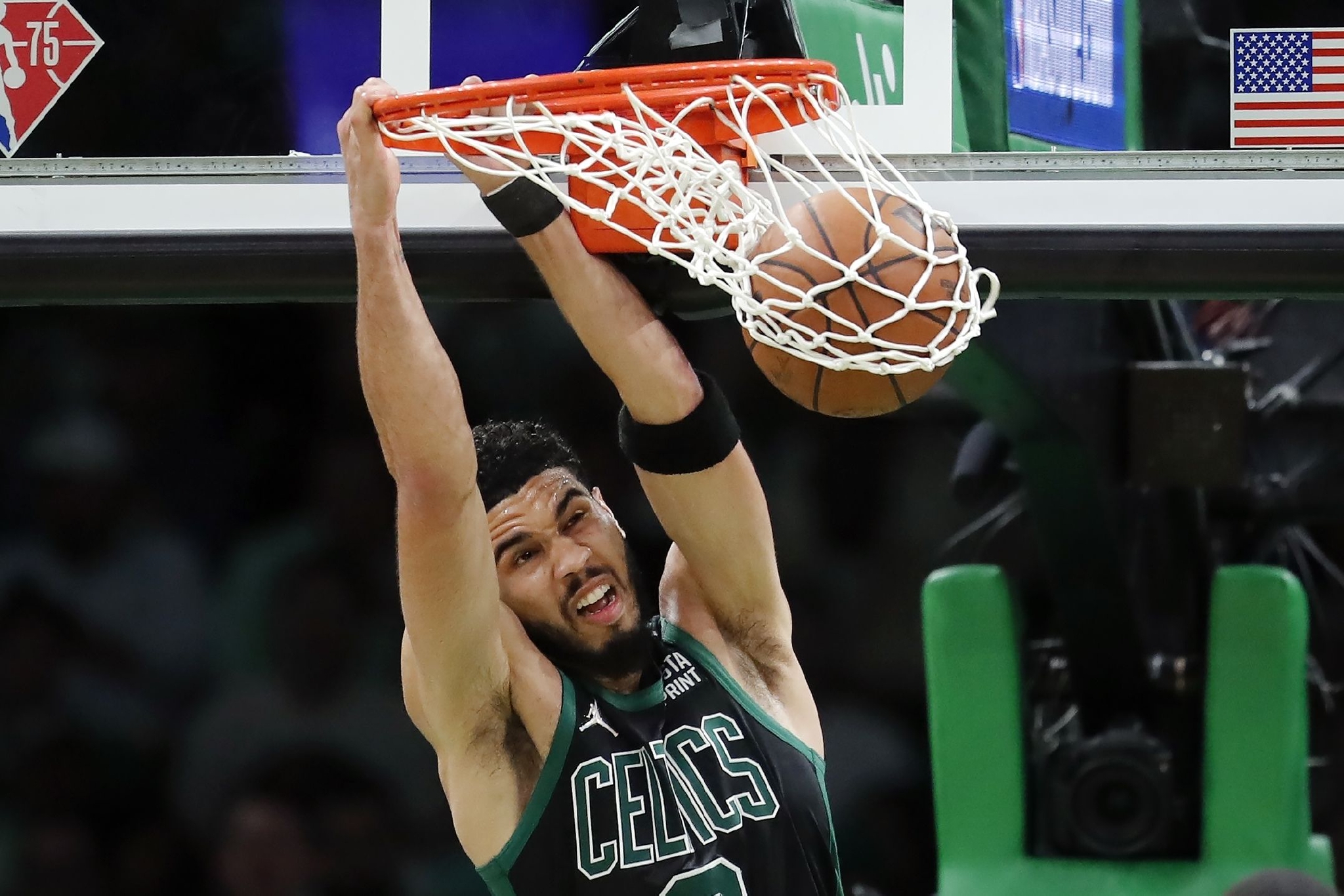 关于塔图姆在热火比赛中精彩发挥，大胜引发热议！的信息